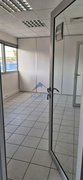 Flex in Saint-Priest for lease - Interior Photo - Image 3 of 9