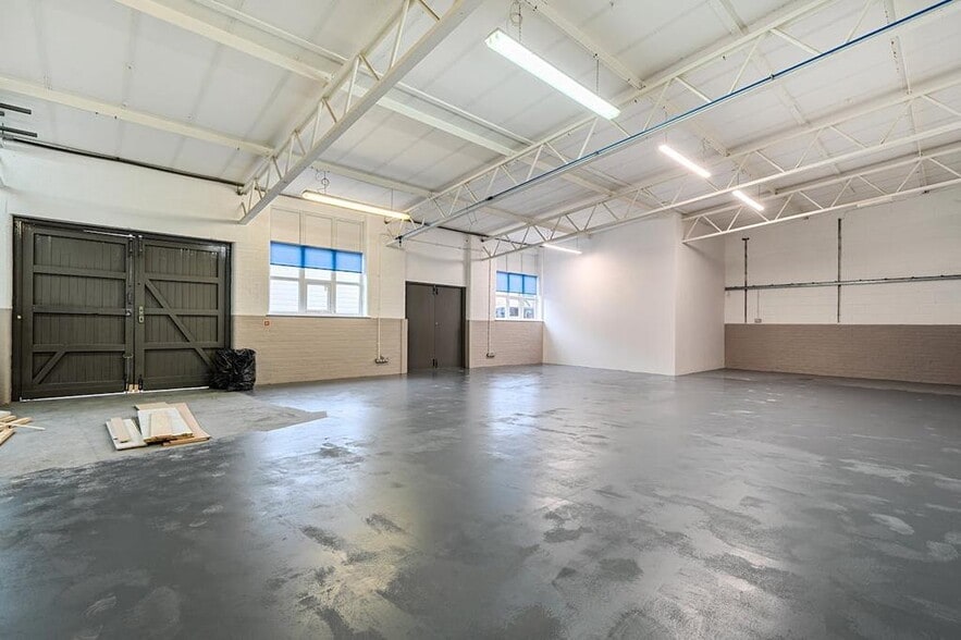 12 Station Close, Potters Bar for sale - Building Photo - Image 3 of 10