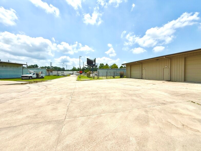 175 Circle Six Dr, Conroe, TX for lease - Building Photo - Image 3 of 8