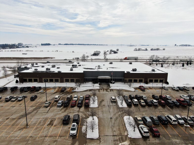 233-235 Fisher Dr, Waterloo, IA for sale - Primary Photo - Image 1 of 1