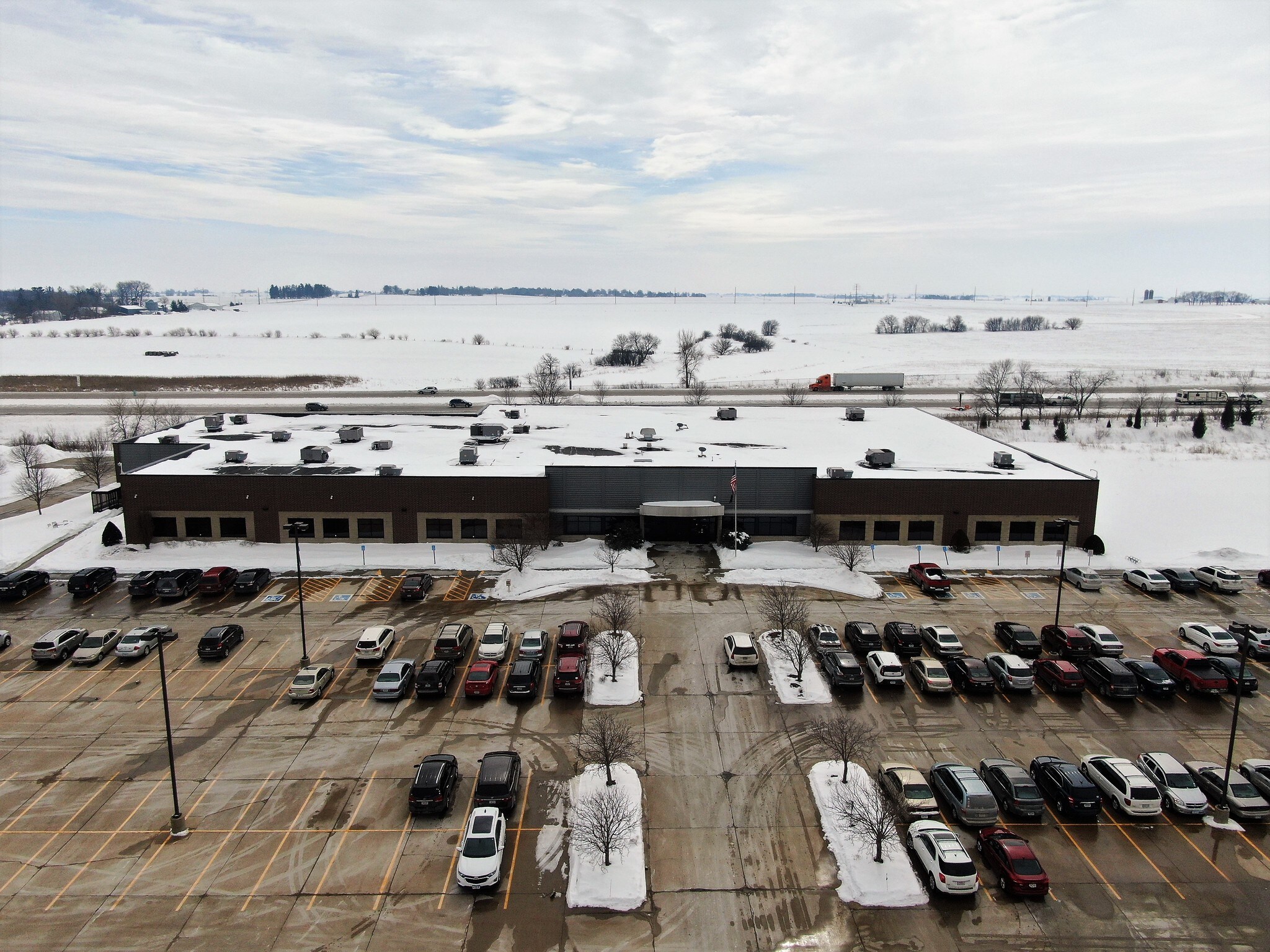 233-235 Fisher Dr, Waterloo, IA for sale Primary Photo- Image 1 of 1