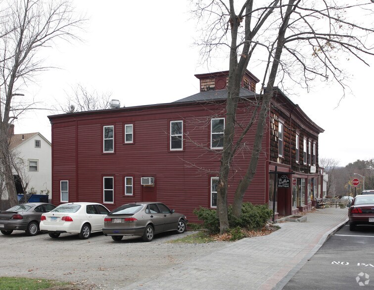 27 Housatonic St, Lenox, MA 01240