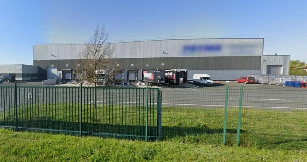 Industrial in Amilly for lease - Building Photo - Image 1 of 8