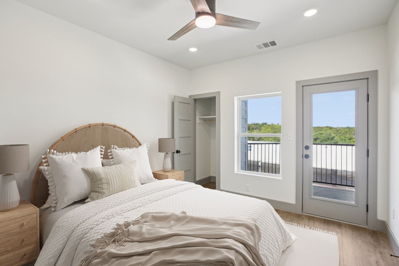 2450 Wickersham Ln, Austin, TX 78741 - Unit 1914 - - Interior Photo - Image 2 of 6