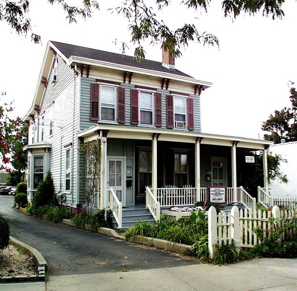 206-210 Deer Park Ave, Babylon, NY for sale - Primary Photo - Image 1 of 1