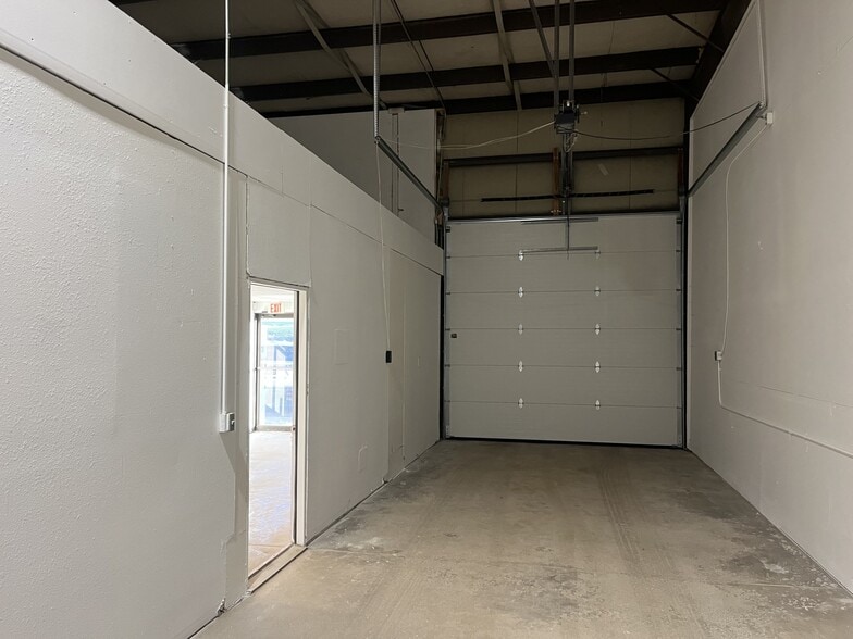 3100 Justin Dr, Urbandale, IA for lease - Building Photo - Image 2 of 4