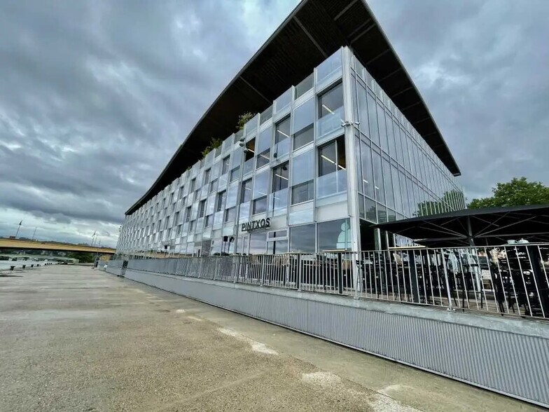 Office in Rouen for lease - Building Photo - Image 3 of 10