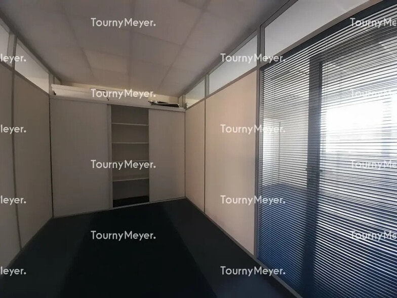 Office in Saint-Grégoire for lease - Interior Photo - Image 3 of 4