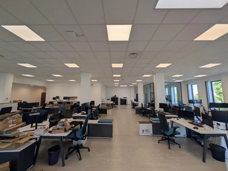 Office in Saint-Gratien for lease - Building Photo - Image 3 of 14