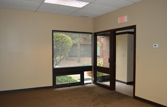 915 N Plum Grove Rd, Schaumburg, IL for lease Interior Photo- Image 1 of 3