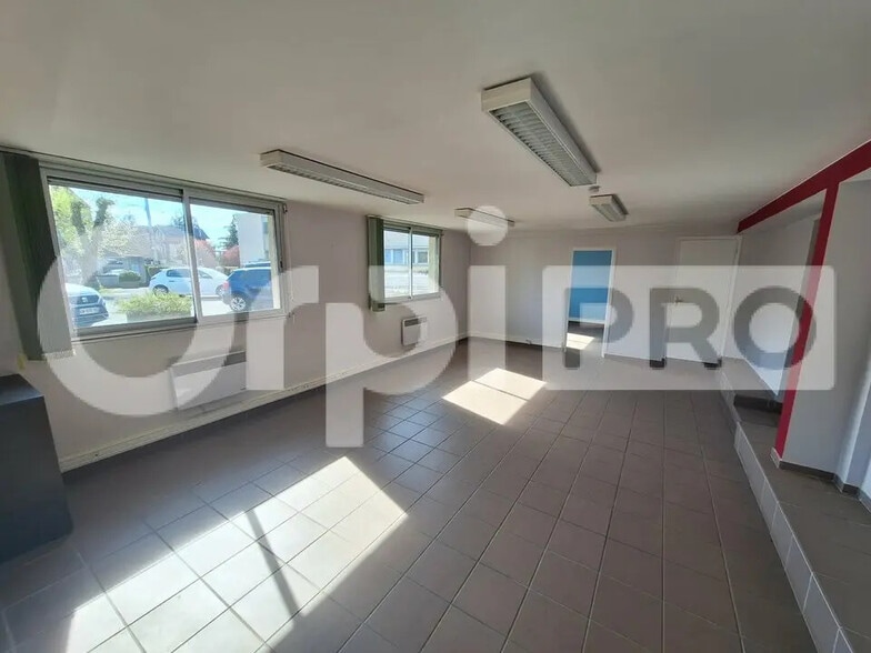 Office in Senlis for lease - Building Photo - Image 2 of 8