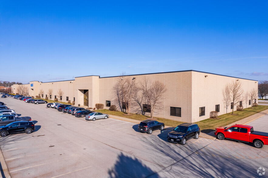 1920-1970 S Calhoun Rd, New Berlin, WI for lease - Building Photo - Image 1 of 7