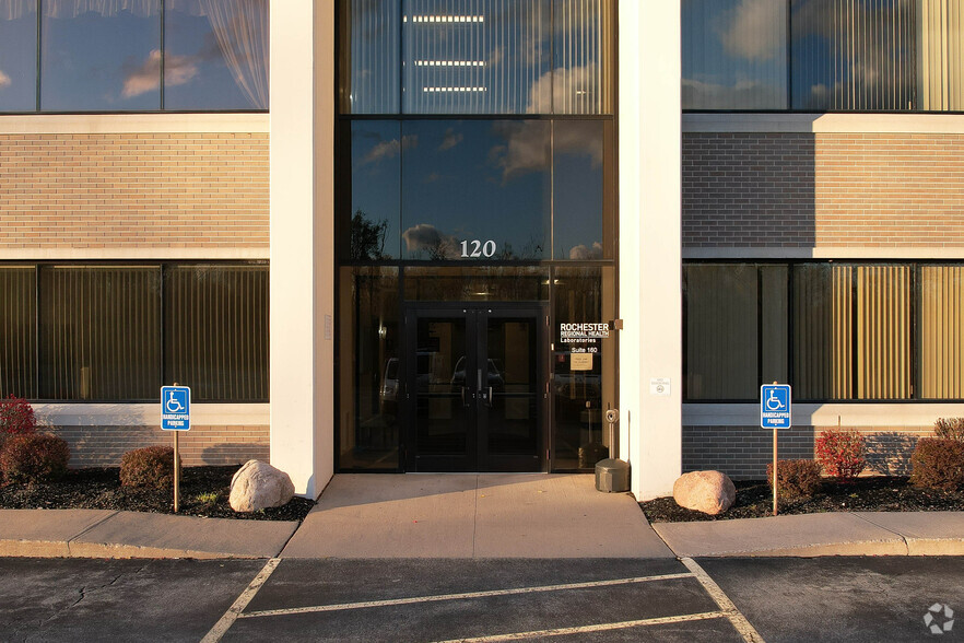 120 Erie Canal Dr, Rochester, NY for lease - Building Photo - Image 3 of 4