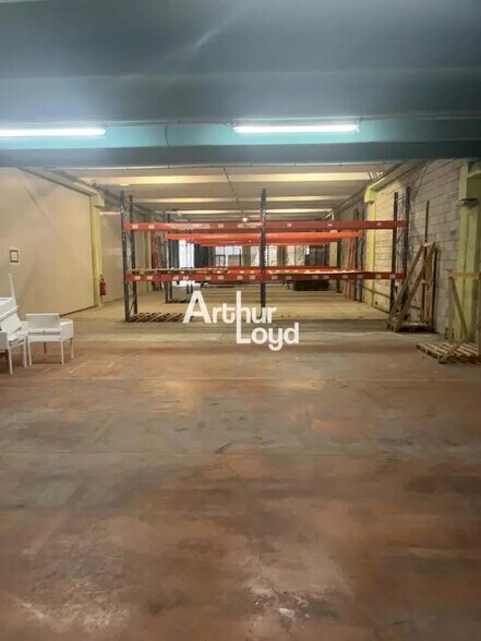 Flex in Vallauris for lease - Building Photo - Image 2 of 4