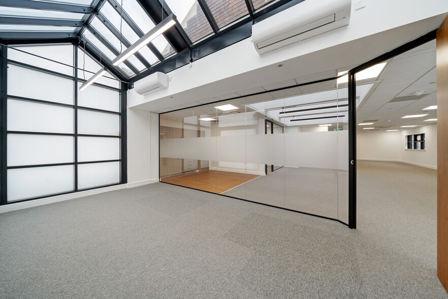 77 Kings Rd, London for sale - Interior Photo - Image 1 of 1