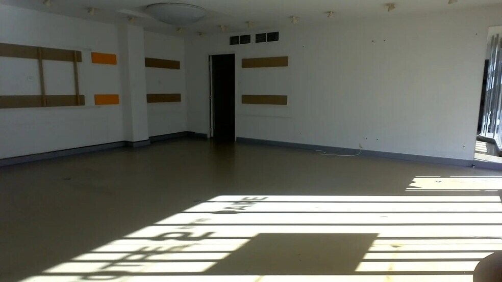 Retail in Aubagne for lease - Building Photo - Image 3 of 10