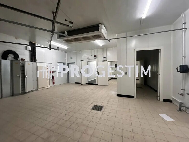 Flex in Saint-Apollinaire for lease - Interior Photo - Image 2 of 12