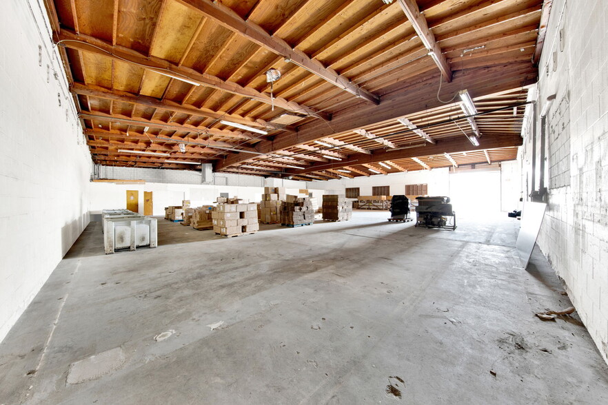 7315 Greenbush Ave, North Hollywood, CA for lease - Building Photo - Image 3 of 8