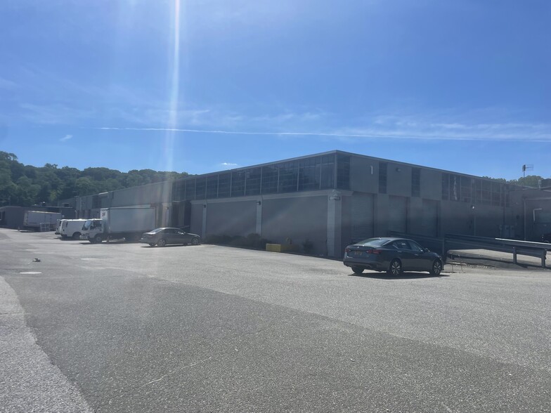 200 Forest Dr, Greenvale, NY for lease - Building Photo - Image 1 of 2