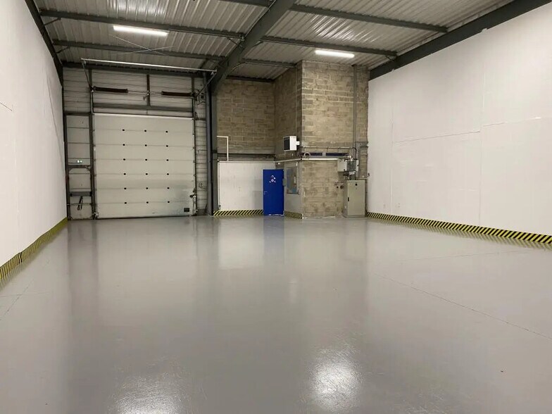 Flex in Gonesse for lease - Interior Photo - Image 1 of 7