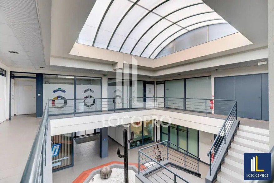 Office in SOPHIA ANTIPOLIS for lease - Building Photo - Image 3 of 6