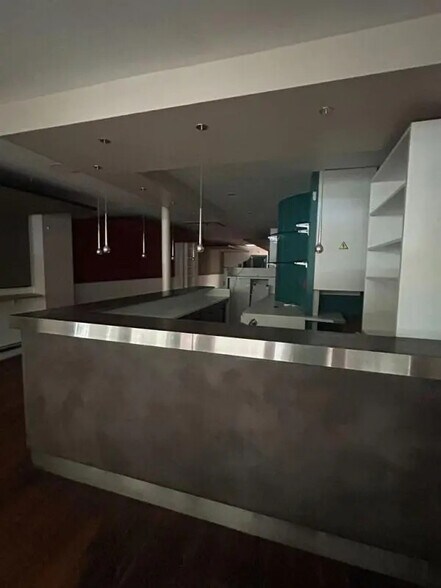 Retail in Paris for lease - Interior Photo - Image 3 of 3