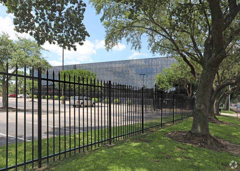 530 Wells Fargo Dr, Houston, TX for sale - Building Photo - Image 3 of 10