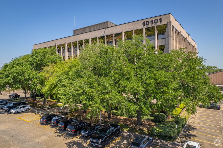 10101 Fondren Rd, Houston, TX for lease - Building Photo - Image 1 of 17