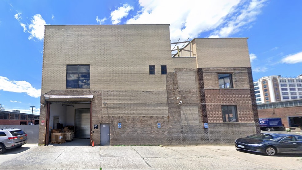 31-16 Hunters Point Ave, Long Island City, NY for lease - Building Photo - Image 3 of 3
