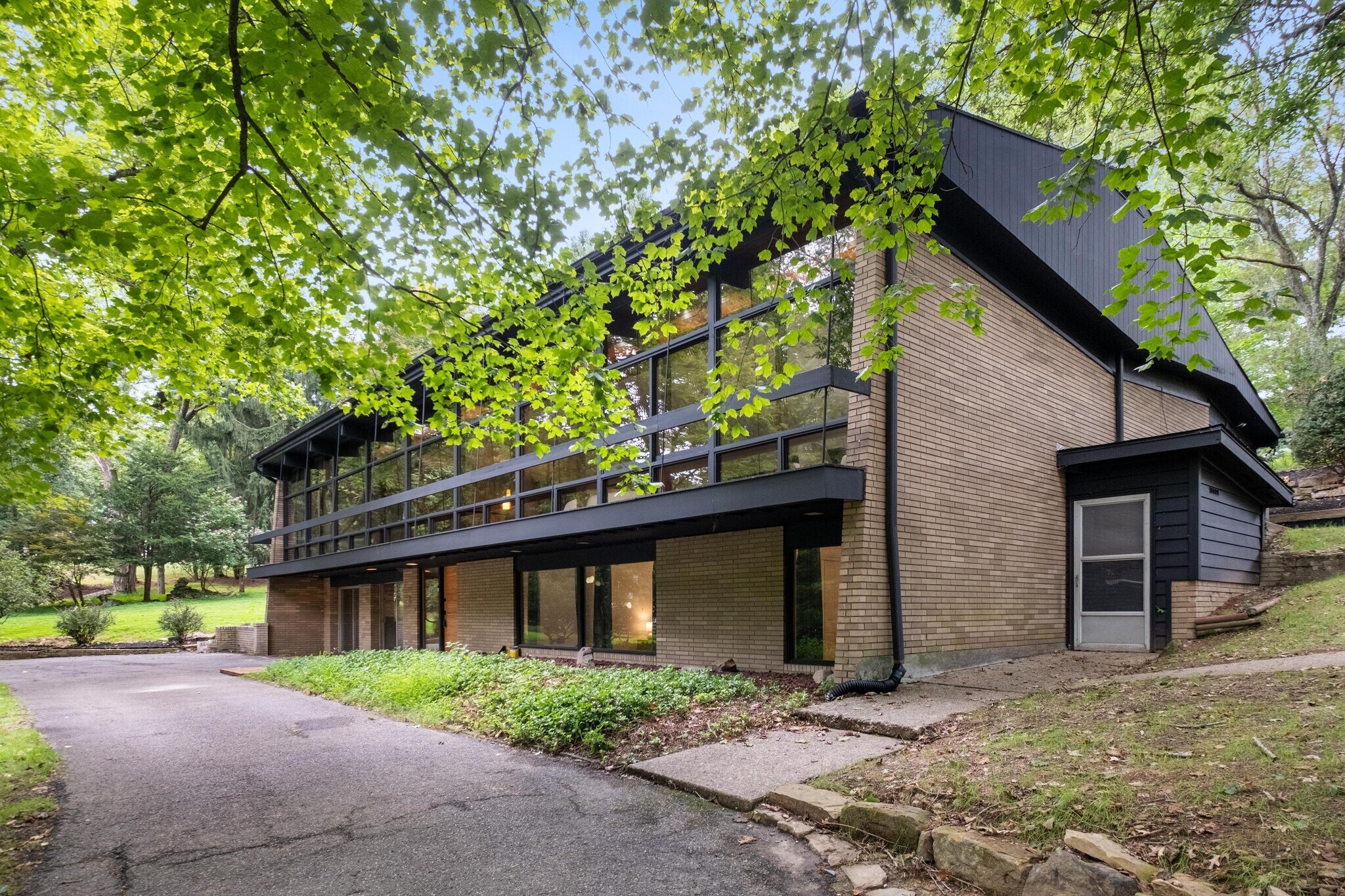 176 Kingsview Dr, Weirton, WV for sale Primary Photo- Image 1 of 1