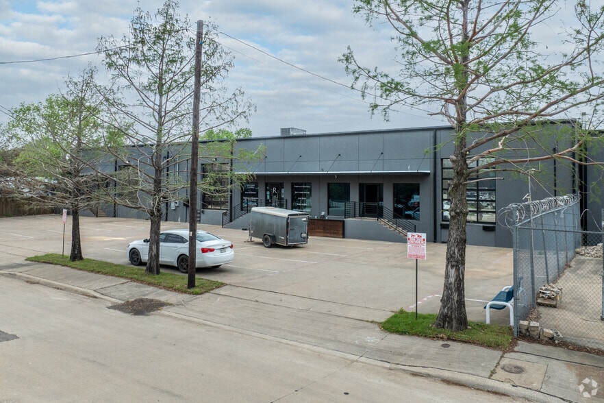 4741-4743 Iberia Ave, Dallas, TX for lease - Primary Photo - Image 1 of 6