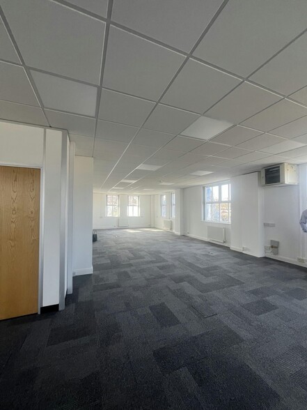 Hornbeam Sq N, Harrogate for lease - Interior Photo - Image 2 of 10