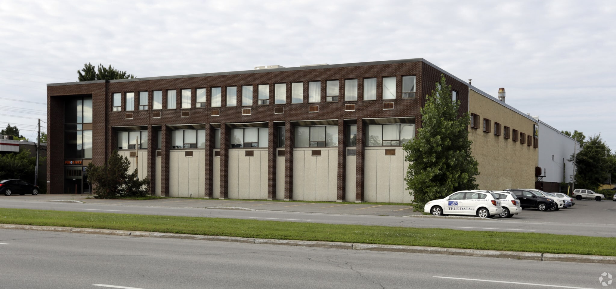 2270 Boul Industriel, Laval, QC for lease Primary Photo- Image 1 of 9