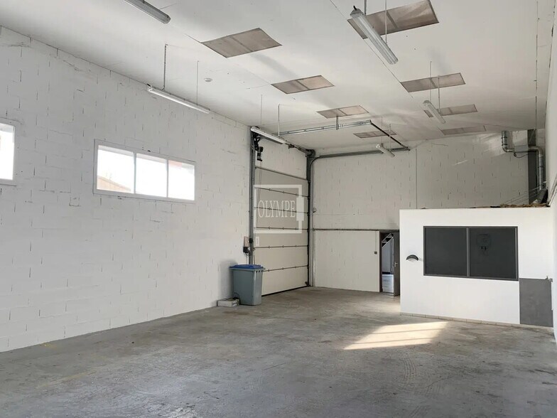 Flex in La Chapelle-sur-Erdre for lease - Interior Photo - Image 3 of 5