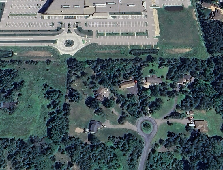 724 Green Briar Rd, Hudson, WI for sale - Building Photo - Image 2 of 2