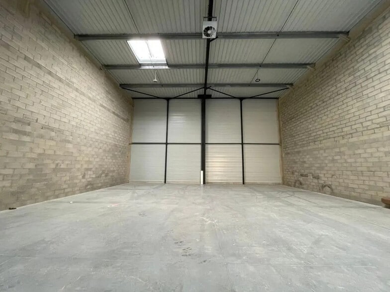 Office in Trappes for lease - Interior Photo - Image 2 of 10