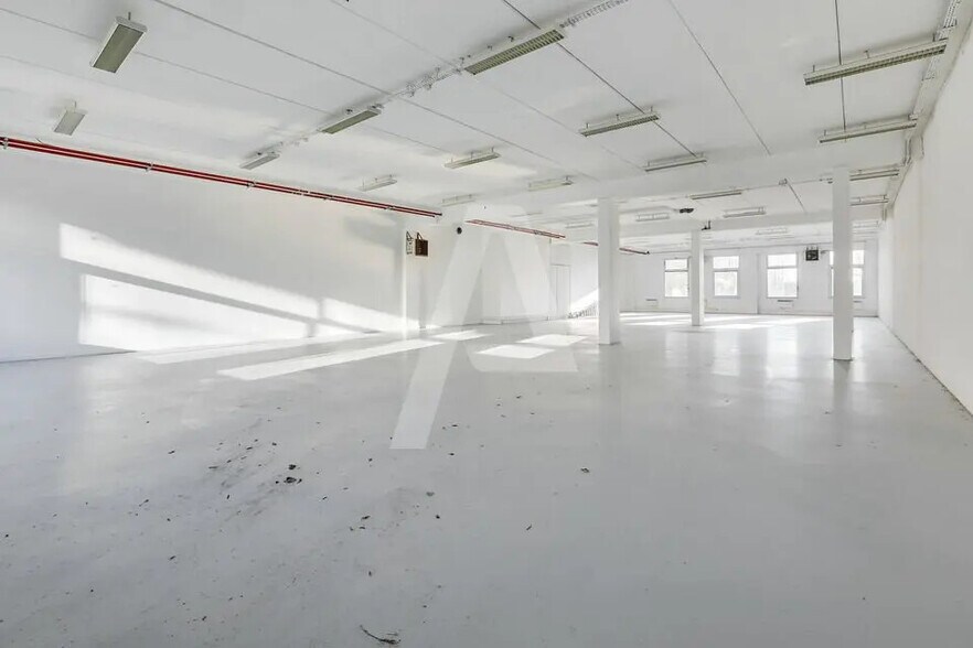Flex in Les Ulis for lease - Interior Photo - Image 2 of 4