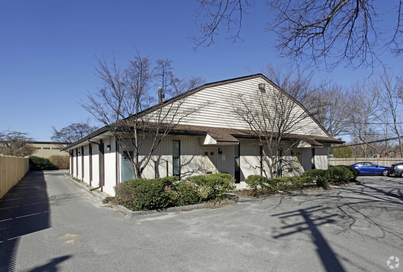 898 Oyster Bay Rd, East Norwich, NY 11732