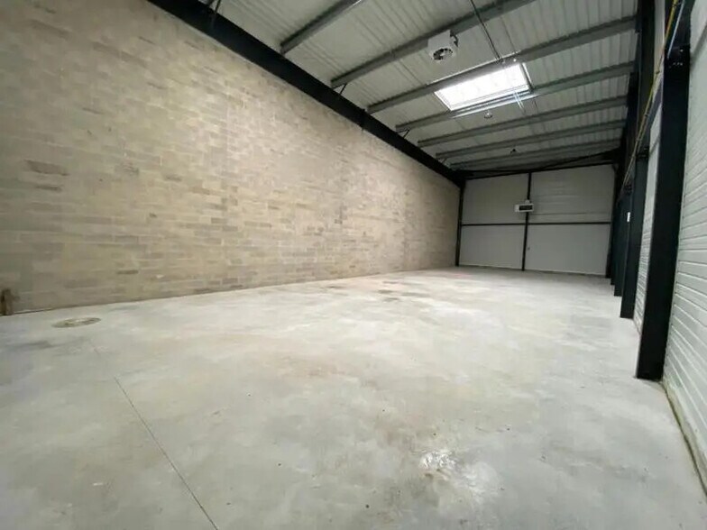 Flex in Saint-Pierre-du-Perray for sale - Building Photo - Image 2 of 5