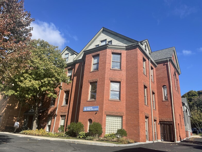 63 Pleasant St, Watertown, MA for lease - Building Photo - Image 2 of 6