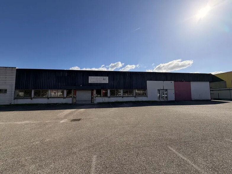 Flex in Vaulx-en-Velin for sale - Building Photo - Image 1 of 8