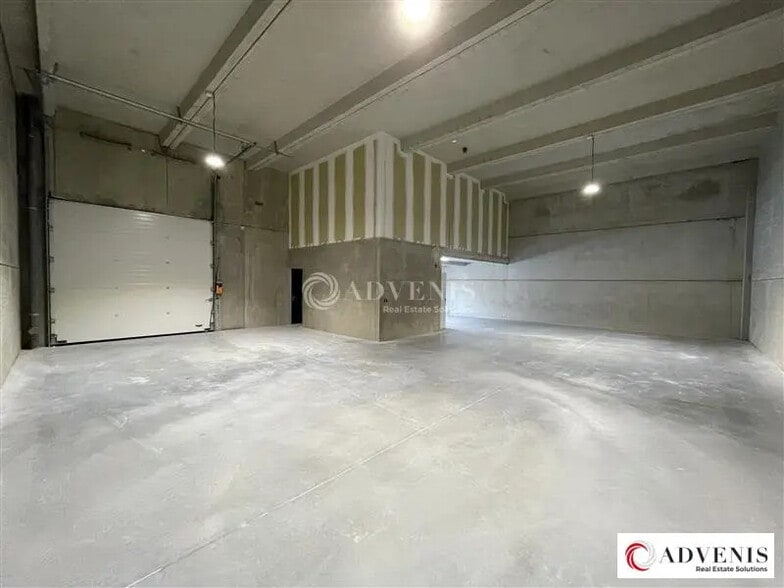 Flex in Saint-Germain-du-Puch for lease - Interior Photo - Image 3 of 7