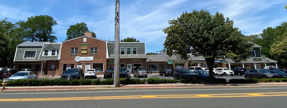 233 E Main St, Huntington, NY for lease - Building Photo - Image 1 of 4