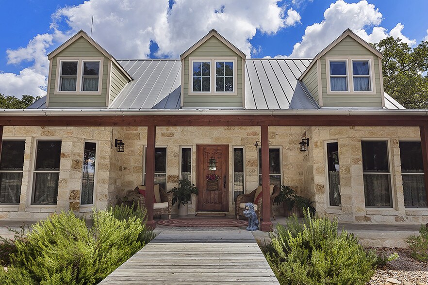 943 Woodland Dr, Fredericksburg, TX for sale - Building Photo - Image 1 of 1