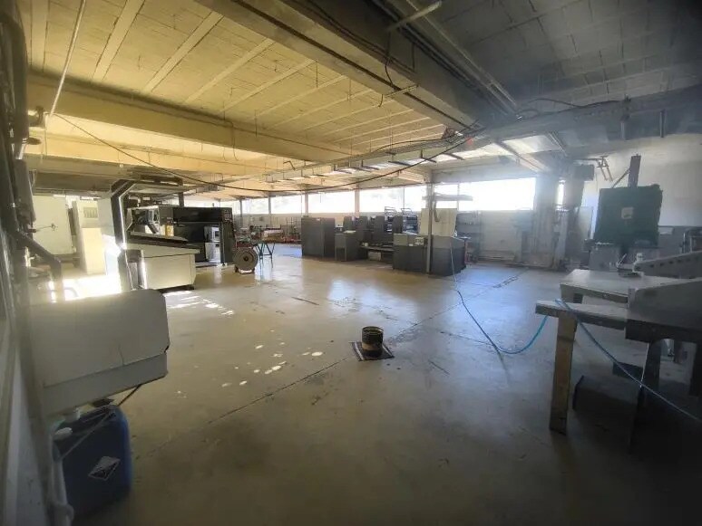 Flex in Cavaillon for lease - Interior Photo - Image 1 of 8