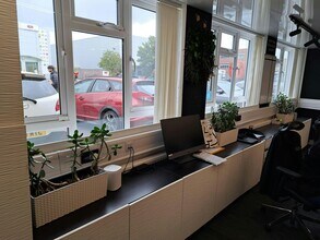 Glebeland Rd, Camberley for lease Interior Photo- Image 2 of 3