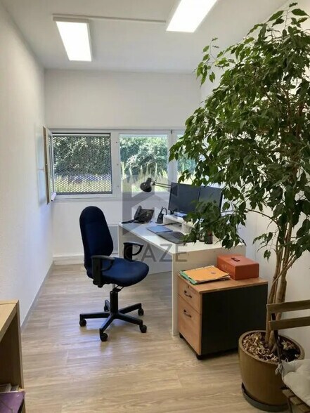 Office in Cenon for lease - Interior Photo - Image 2 of 6