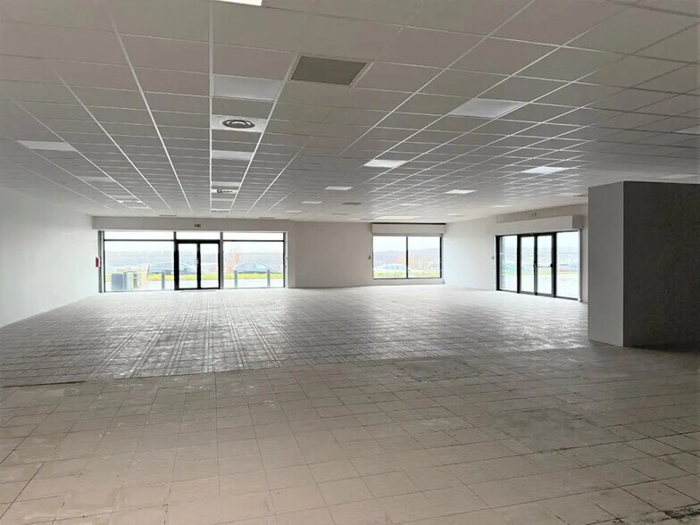 Retail in Besançon for lease - Interior Photo - Image 3 of 9