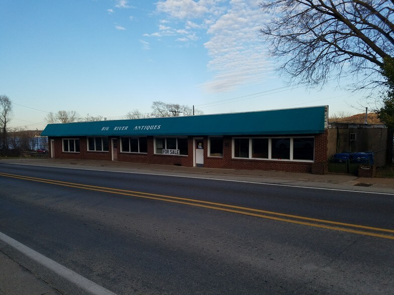 423 N Cody Rd, Leclaire, IA 52753