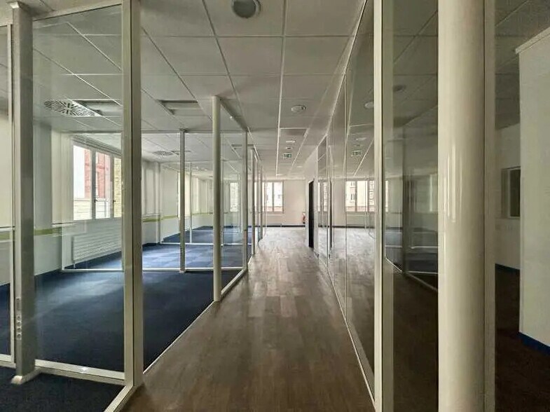 Office in Rouen for lease - Interior Photo - Image 3 of 7